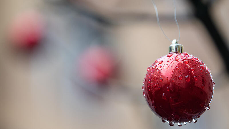 Regentropfen an Christbaumkugeln