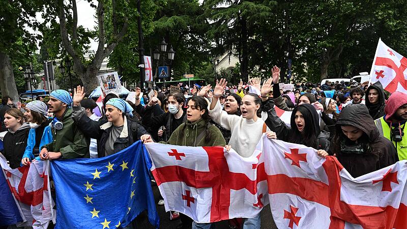 Auch am Dienstag wurde in Tiflis gegen das umstrittene Gesetzesvorhaben demonstriert.