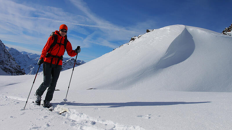 Skitourengehen Winter Sonne Schnee