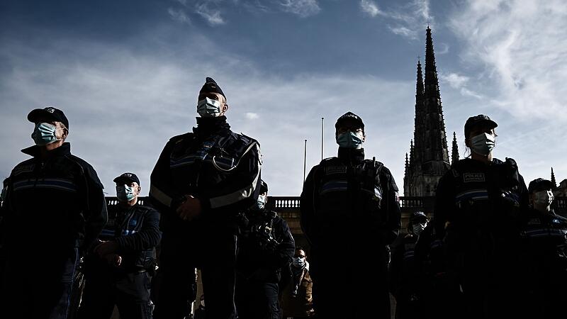 Frankreich greift gegen "Feinde der Republik" durch