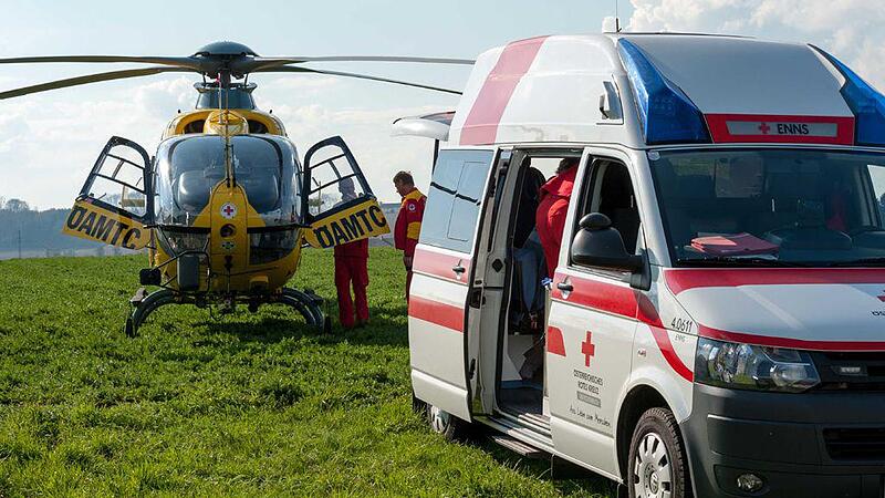 Rettungshubschrauber Rettungsauto Einsatz Unfall Blaulicht