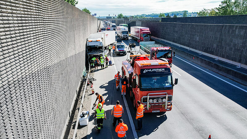 Kilometerlanger Stau auf der A1 nach Lkw-Unfall