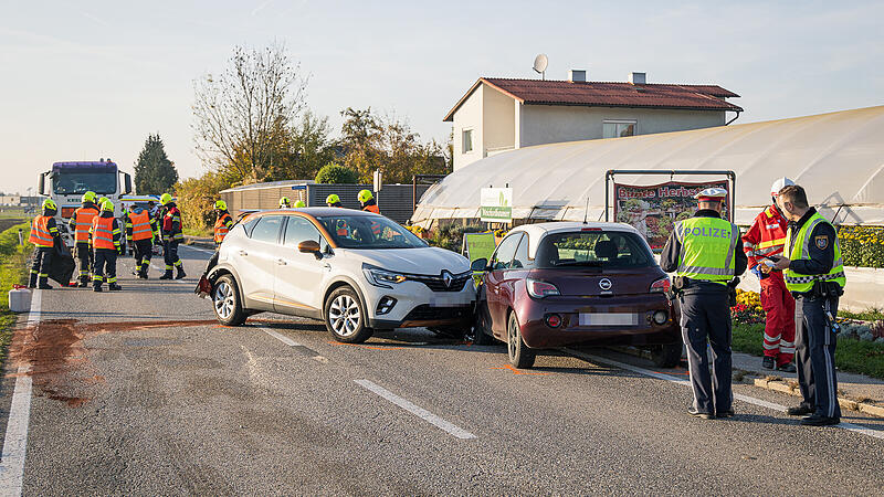 Verkehrsunfall in Straßham mit zwei PKW und einem LK