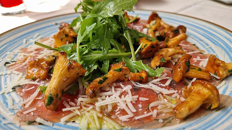 Thunfischcarpaccio mit Eierschwammerln im Gasthaus Hohe Linde