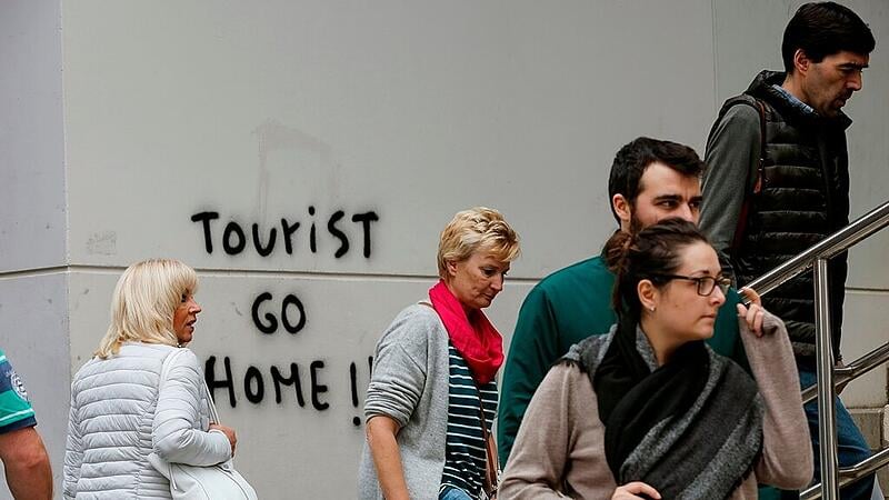 Tourismus Protest Massentourismus symbolbild
