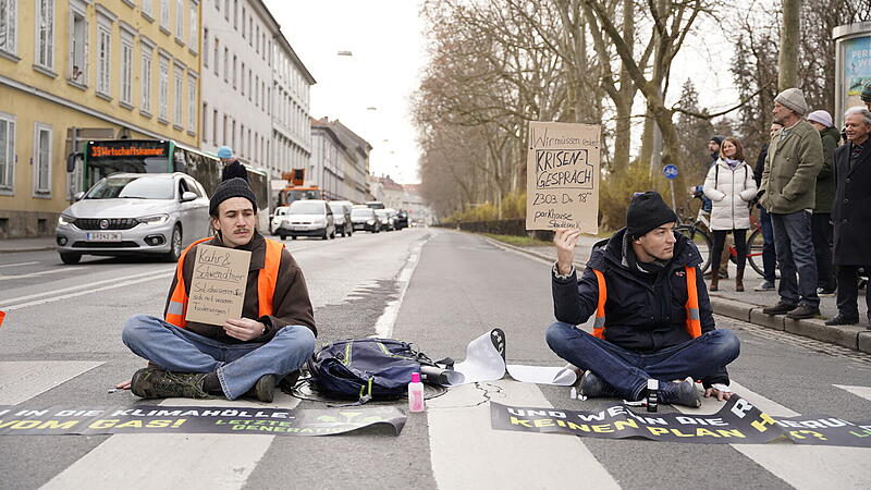 Die Klima-Kleber der Letzten Generation kündigen ein Ende der Proteste an.