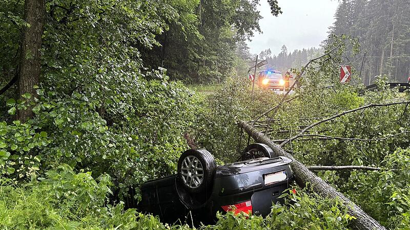 Pkw überschlug sich bei Starkregen auf B127