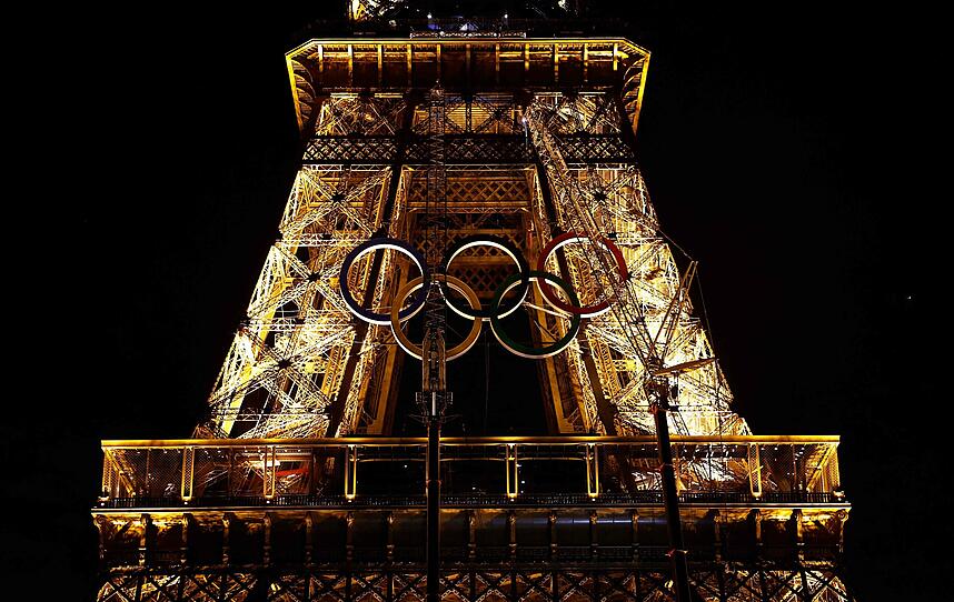 Olympische Ringe am Eiffelturm