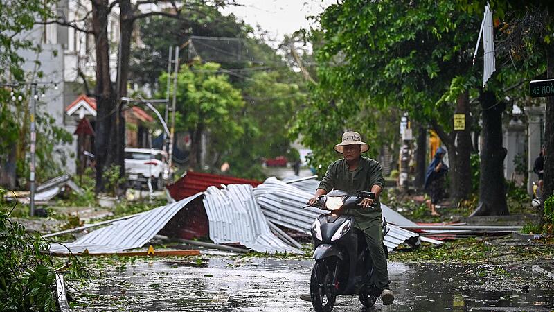 VIETNAM-CHINA-WEATHER-STORM