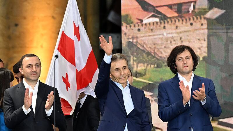 Bidsina Iwanischwili (M.), Milliardär und starker Mann der Regierungspartei "Georgischer Traum"