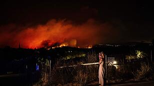 Großbrand nahe Athen tobt weiter