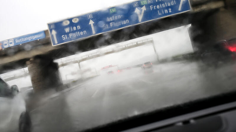 unwetter regen starkregen auf der autobahn a1 verkehr