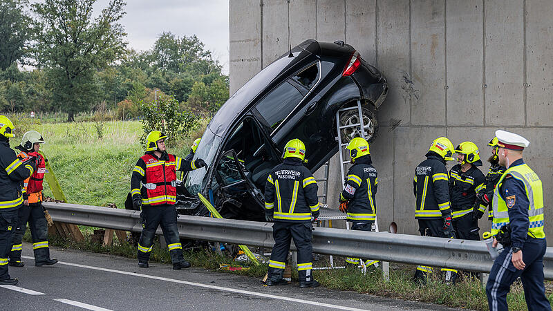 Drei Personen bei spektakulärem Unfall in Leonding verletzt