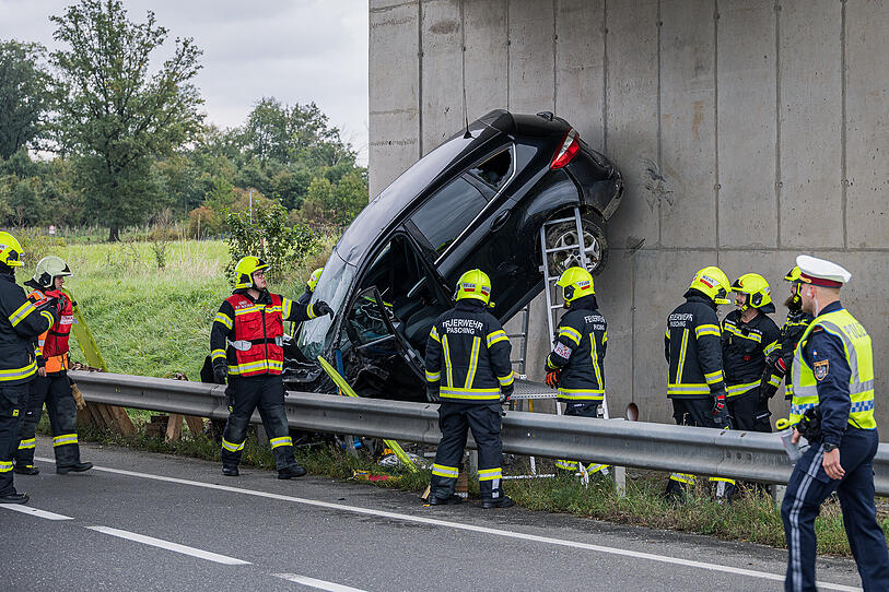 Drei Personen bei spektakulärem Unfall in Leonding verletzt