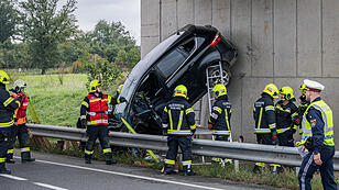 Drei Personen bei spektakulärem Unfall in Leonding verletzt