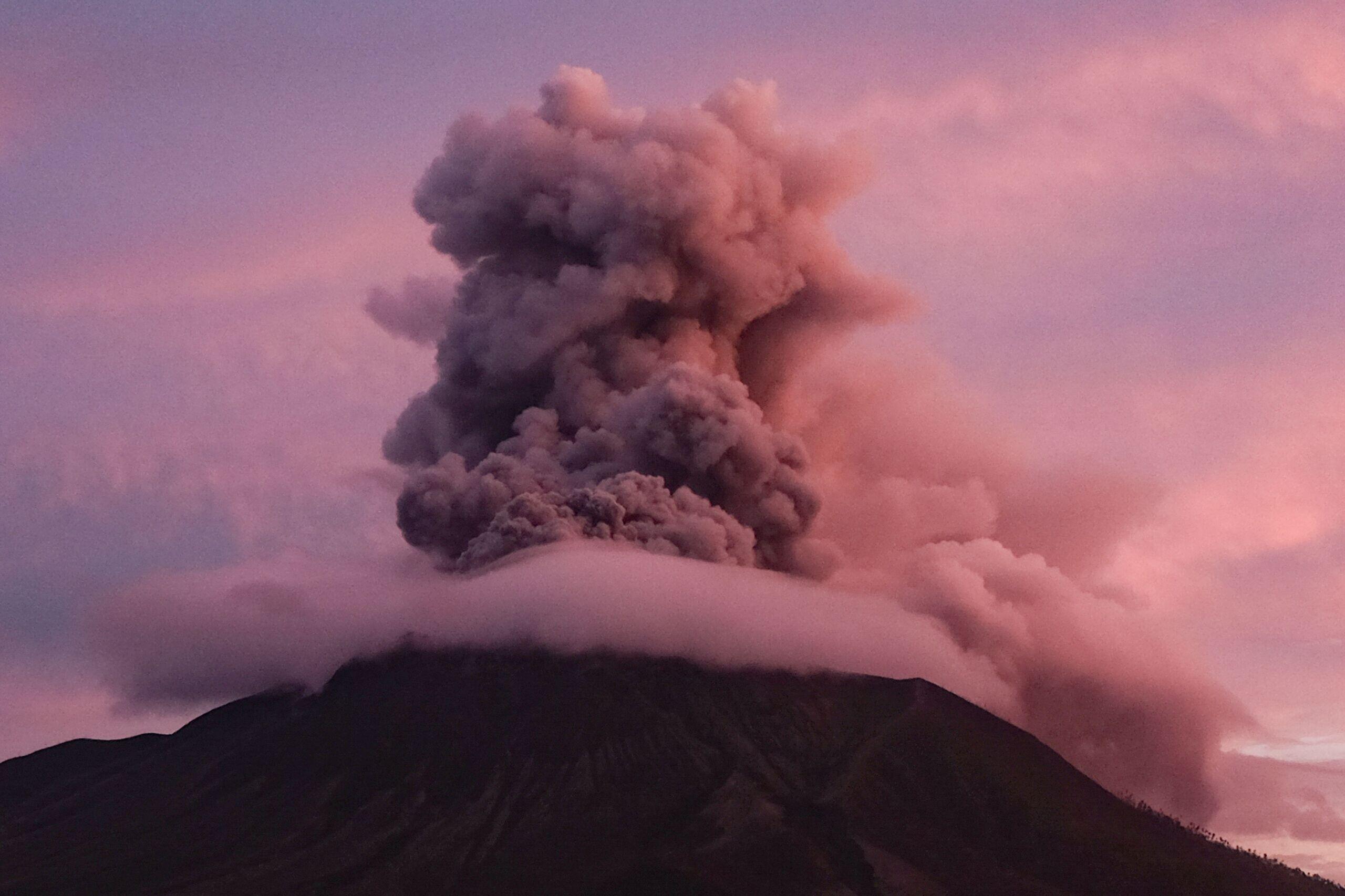 Indonesischer Vulkan Ruang Erneut Ausgebrochen | Nachrichten.at