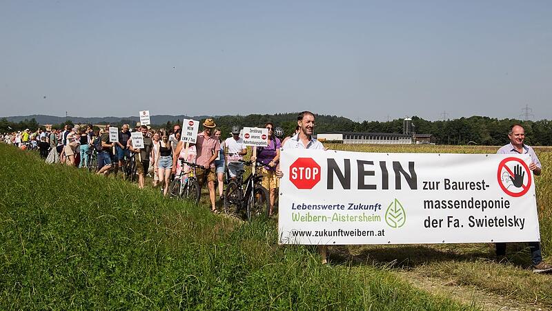 Widerstand gegen Deponie am falschen Fleck zwischen Grünland und Feldern