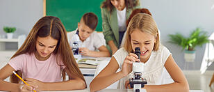 Auch Mikroskopieren steht auf dem Programm der KinderUni.