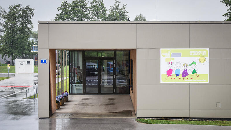 Glastüren-Unfall in Kematener Kindergarten: Dreijährige verletzt