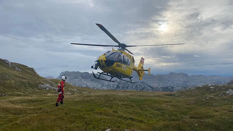 Familie mit Kind aus Totem Gebirge gerettet