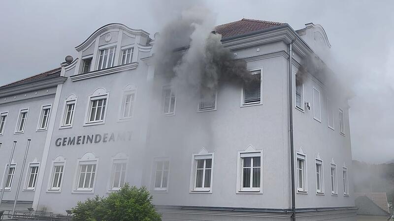 Geräte des Serverraumes im Amtshaus wurden ein Raub der Flammen.