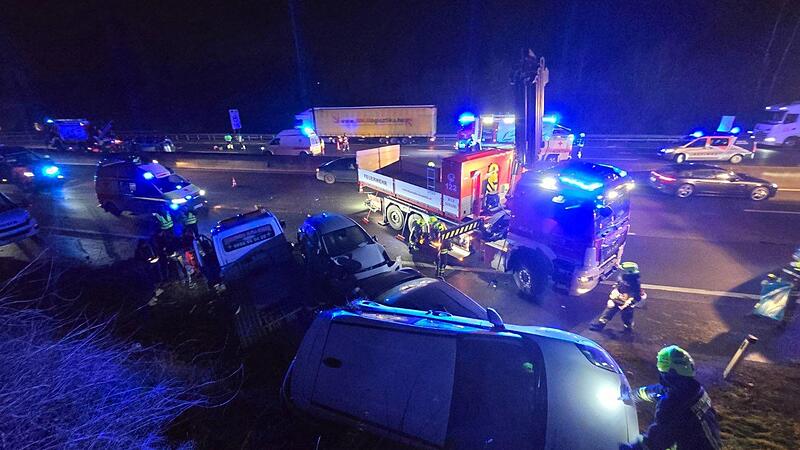 Feuerwehr musste sechs Fahrzeuge von A1 bergen