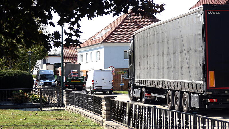 Schwerverkehr weicht auf den Gehsteig aus: Umleitungschaos in Taufkirchen