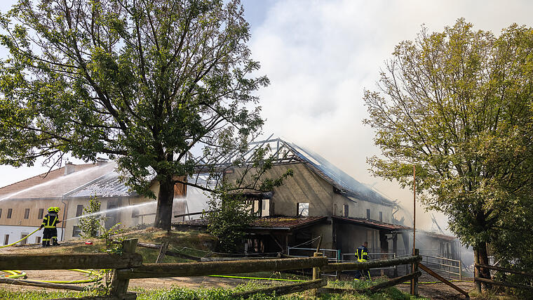 Stallgebäude in Auberg in Brand geraten