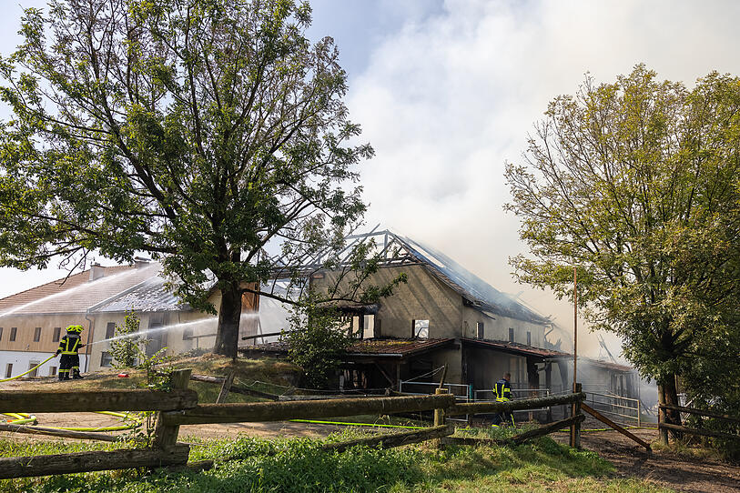 Stallgebäude in Auberg in Brand geraten