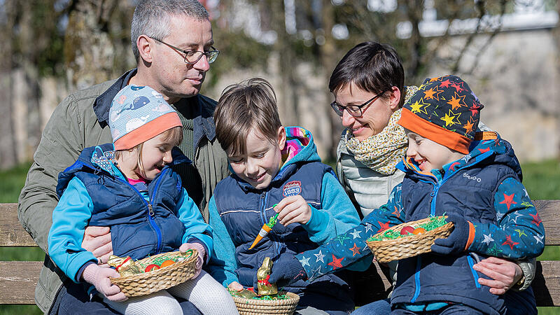 Gemütlicher Kirchgang und Osterfeuer