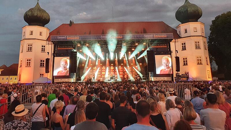 Der britische Weltstar Sting begeisterte 8500 Musikfans im Schloss Tüßling
