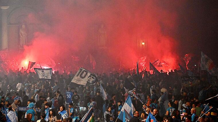 SSC Napoli is Italian champion: A city in ecstasy