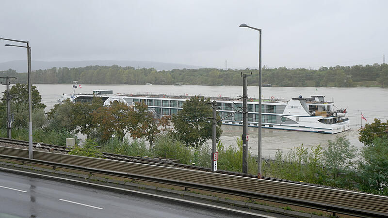 UNWETTER: PASSAGIERE EINES KREUZFAHRTSCHIFFS HNGEN IN WIEN FEST